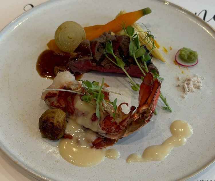 試食したメイン料理。海鮮、肉ともに非常においしかった、大満足。