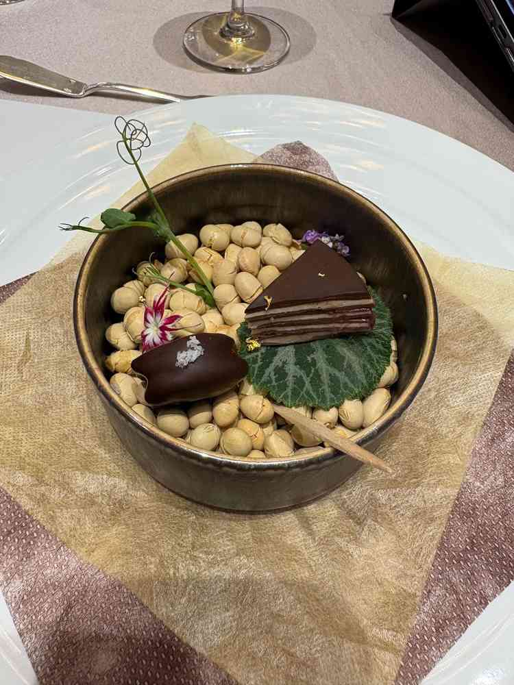 試食。フォアグラミルクレープと鶏レバーのチョコサブレ。下には節分の豆が敷いてあって2月仕様だった。