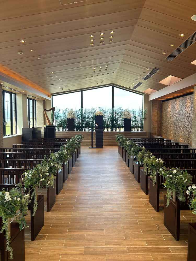 床や天井に明るい木目があしらわれたチャペルの写真。柔らかな暖かみを感じることができた。