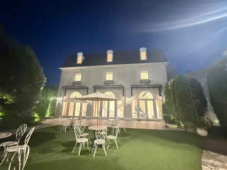 披露宴会場の庭。ここでオープニングパーティーができるそうです