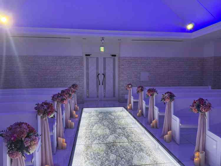 チャペルの内装の写真。照明を自由に選べるところが魅力的でした。