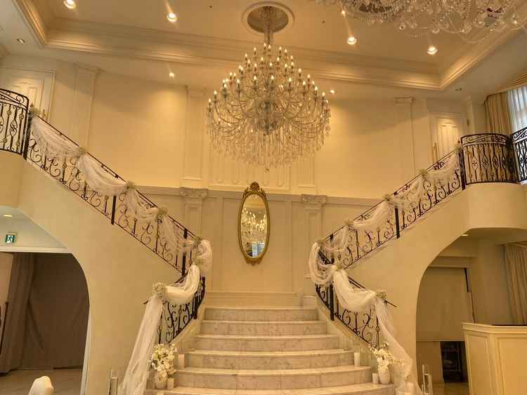 両サイドから出て来られる階段があって、白基調で綺麗めな披露宴会場があった。