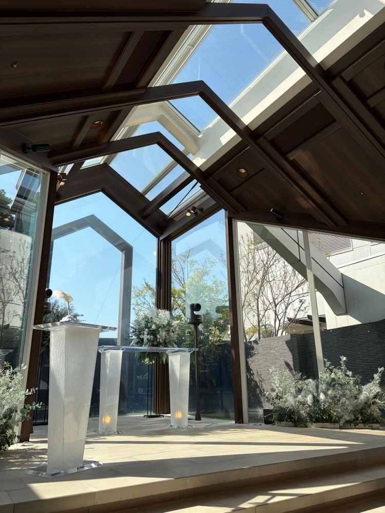 ガラス張りで自然光を取り入れられる明るく事前の印象通り素敵な会場でした。