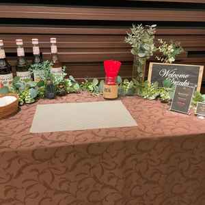 ロビー内、ウェルカムドリンクバー。置くものは新郎新婦でアレンジが出来、ゲストが待つ時間も楽しめる