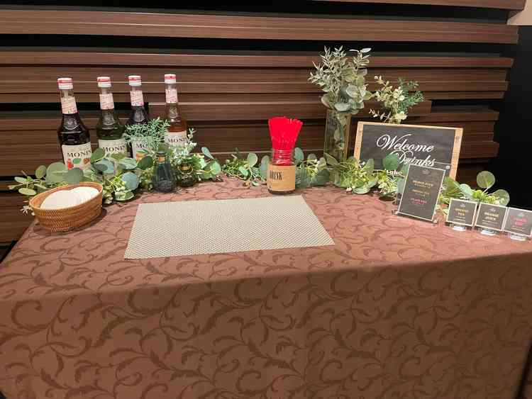 ロビー内、ウェルカムドリンクバー。置くものは新郎新婦でアレンジが出来、ゲストが待つ時間も楽しめる