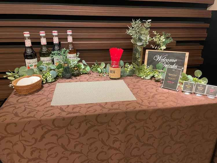 ロビー内、ウェルカムドリンクバー。置くものは新郎新婦でアレンジが出来、ゲストが待つ時間も楽しめる