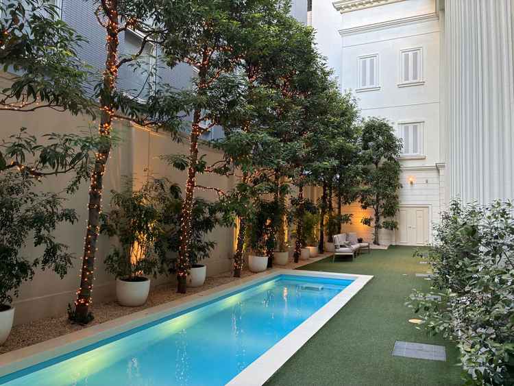 プール付きのガーデンスペース。披露宴会場と繋がっている。