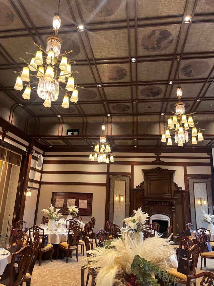 1番気に入った披露宴会場の鳳明。大正ロマン風の和洋折衷の内装が豪華ながら落ち着いた雰囲気で素敵でした