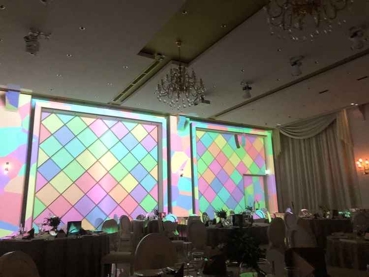 プロジェクションマッピングがあり、白を基調とした可愛い雰囲気な披露宴会場です。