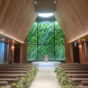 当日曇りの中見学しましたが、暗くなかったです。祭壇裏のガラスは写真を撮っても反射しない加工でした