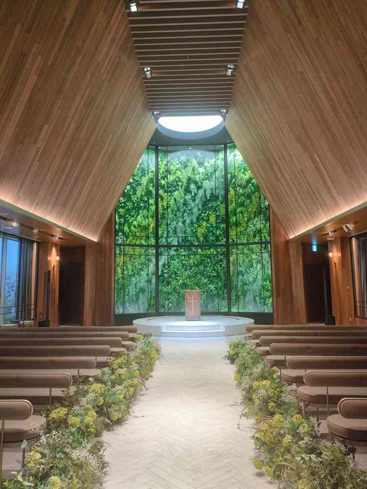 当日曇りの中見学しましたが、暗くなかったです。祭壇裏のガラスは写真を撮っても反射しない加工でした