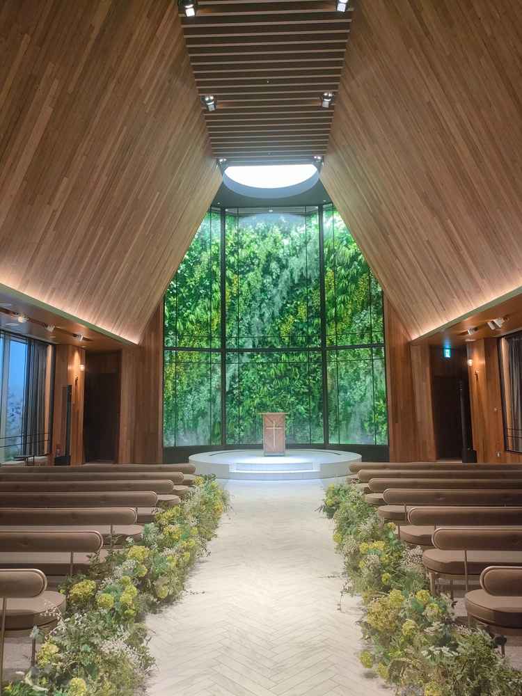 当日曇りの中見学しましたが、暗くなかったです。祭壇裏のガラスは写真を撮っても反射しない加工でした