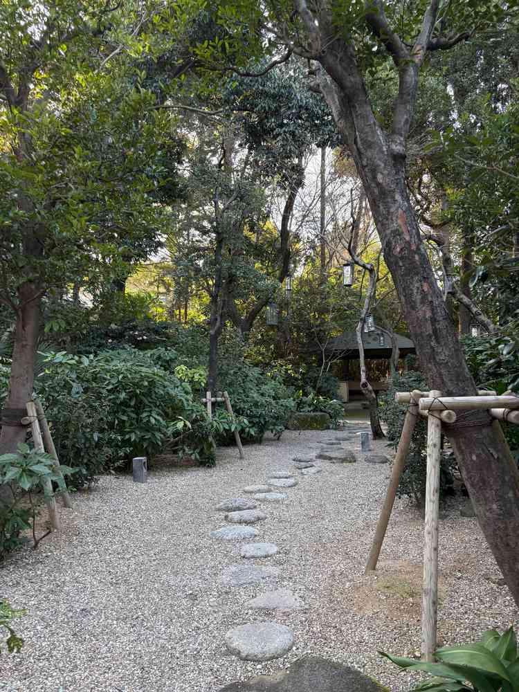 駐車場から入ってすぐのお庭。木々が生い茂っていて、和の雰囲気も感じられて落ち着いた雰囲気。