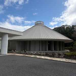 チャペル凛の外観。ゲストがバスから降りてすぐ見る景色。