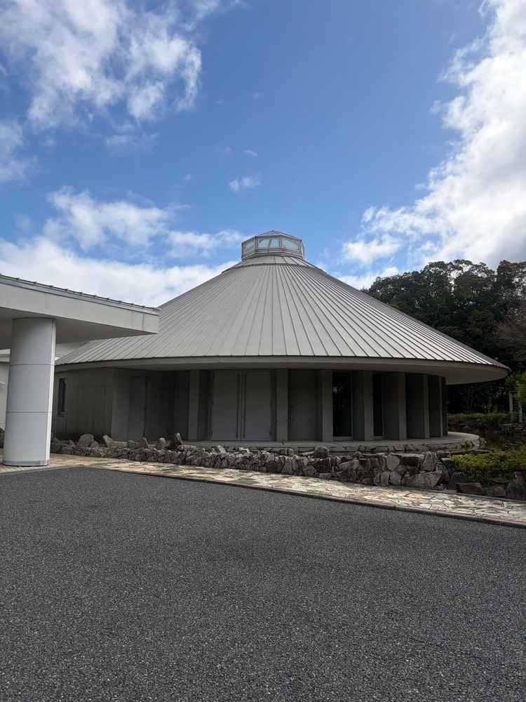 チャペル凛の外観。ゲストがバスから降りてすぐ見る景色。