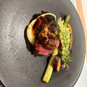 盛り付け、食器、味共に申し分なかった。