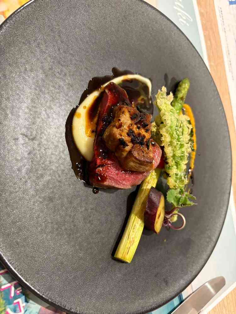 盛り付け、食器、味共に申し分なかった。