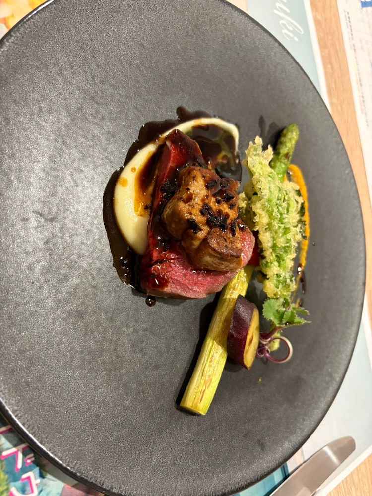 盛り付け、食器、味共に申し分なかった。