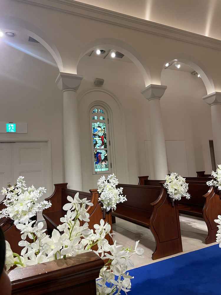 青いバージンロードが印象的。ドレスに映えそう。