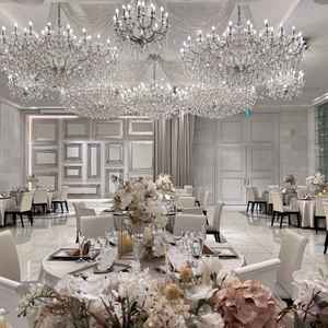 披露宴会場。シャンデリアが豪華でとてもおしゃれな雰囲気だった。