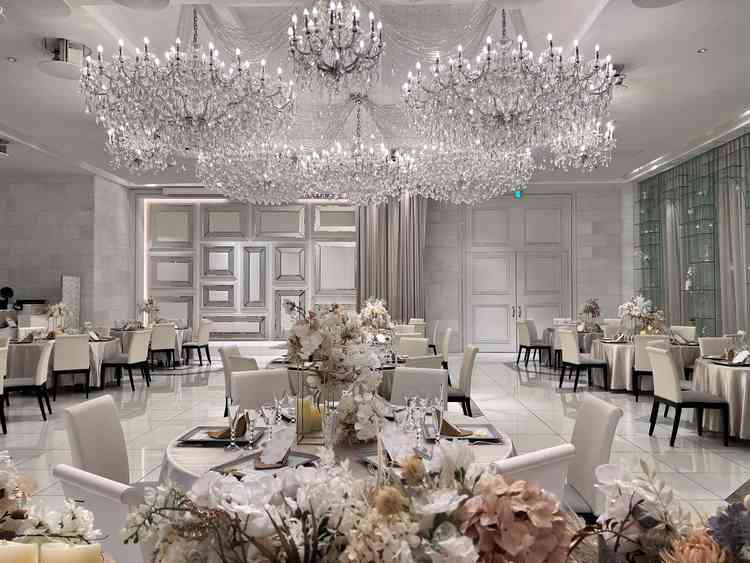 披露宴会場。シャンデリアが豪華でとてもおしゃれな雰囲気だった。