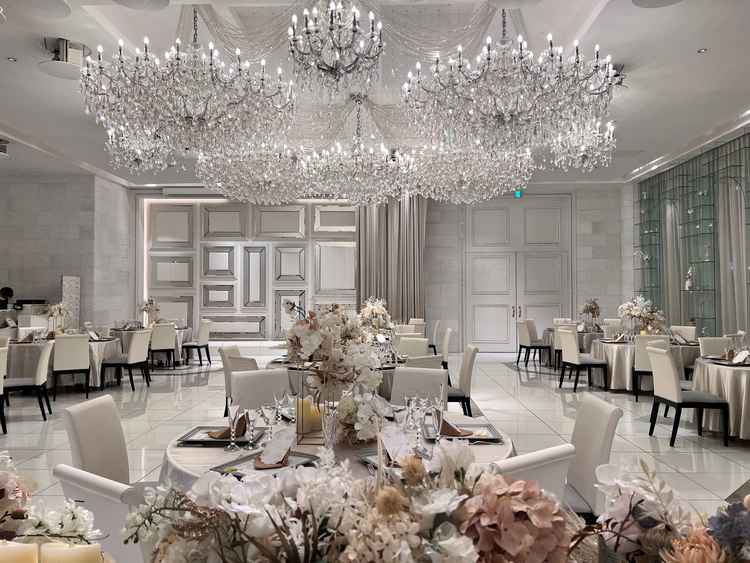 披露宴会場。シャンデリアが豪華でとてもおしゃれな雰囲気だった。