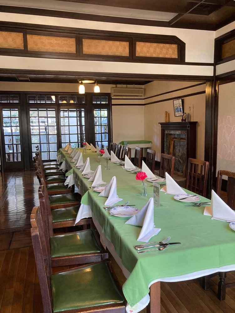 披露宴会場となるスペースです。18名分程度の食事ができるテーブルが並んでいました。