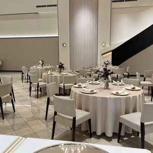 パーティー会場のグラス。2階から階段で入場できる。白を基調に上品な印象。