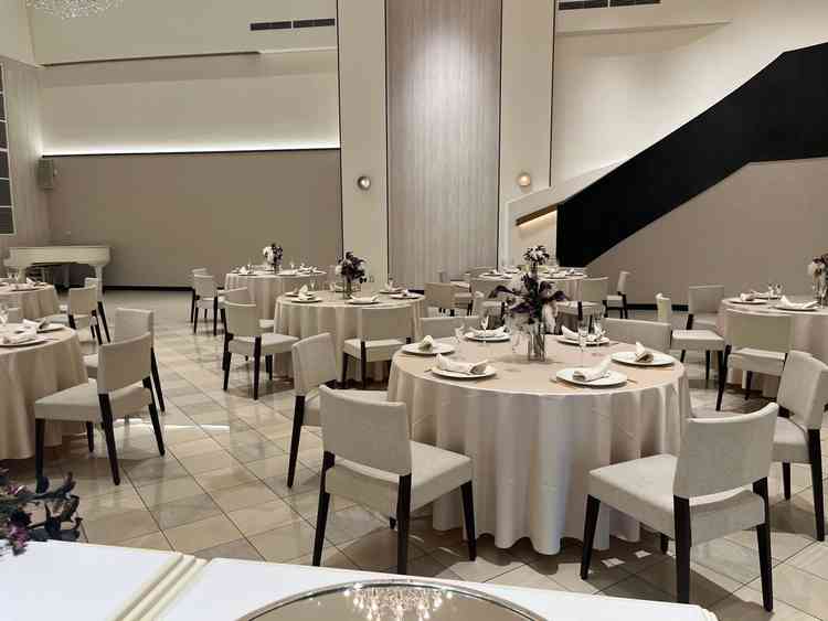 パーティー会場のグラス。2階から階段で入場できる。白を基調に上品な印象。