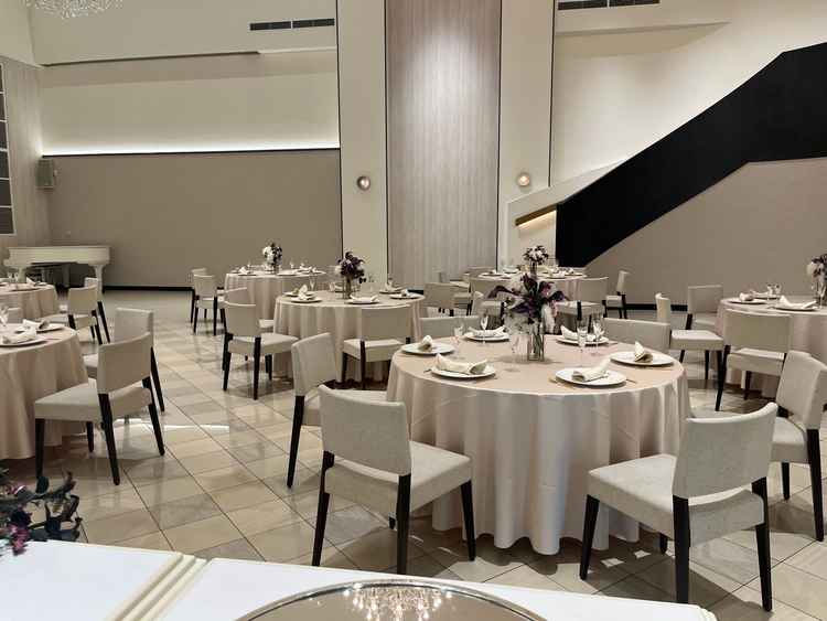 パーティー会場のグラス。2階から階段で入場できる。白を基調に上品な印象。