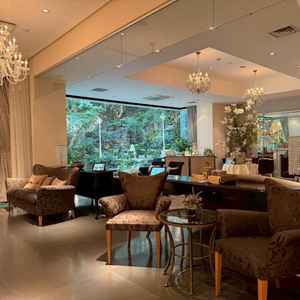 披露宴会場横のウェルカムスペース。挙式と披露宴の合間時間に活用できます。奥の中庭にもすぐ出られます。