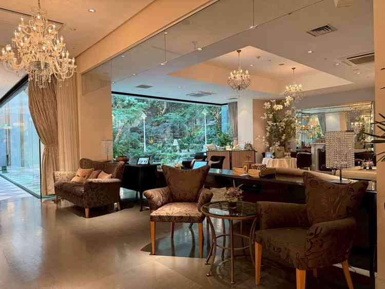 披露宴会場横のウェルカムスペース。挙式と披露宴の合間時間に活用できます。奥の中庭にもすぐ出られます。