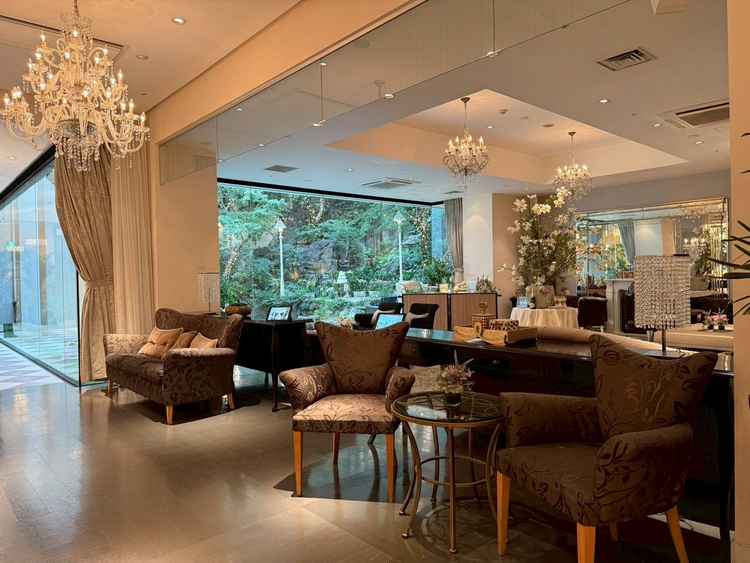 披露宴会場横のウェルカムスペース。挙式と披露宴の合間時間に活用できます。奥の中庭にもすぐ出られます。