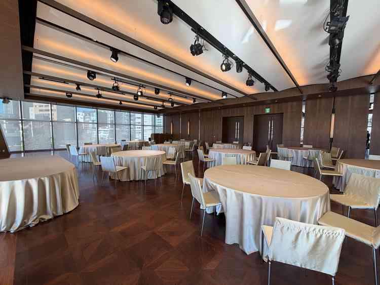 披露宴会場。フローリングのお部屋