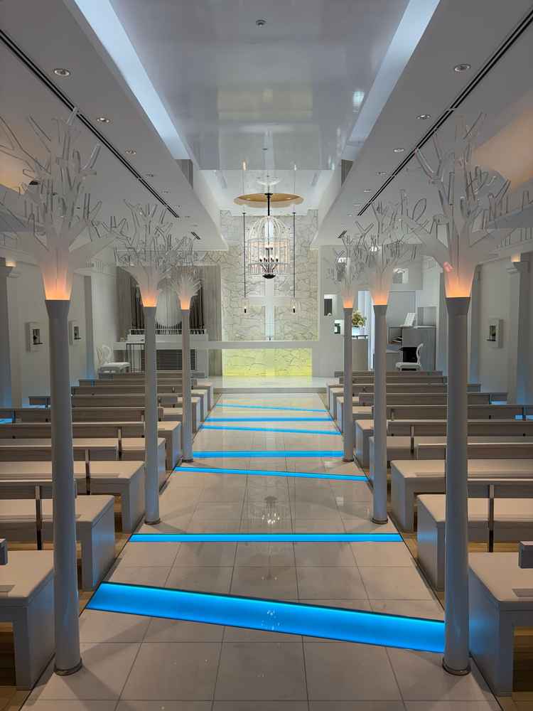 窓がない白基調のチャペル。良い意味で無駄な装飾がなく、ドレスが際立ちそうでした。