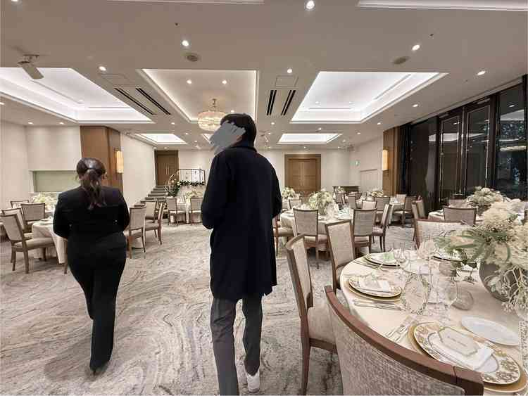 披露宴会場(ひとつめ)には階段がありました