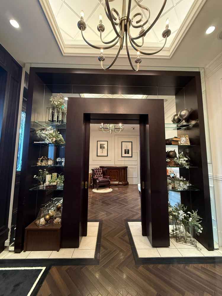 受付、待合ロビーは天井も高く、新郎新婦の写真も飾れるようになっていました。