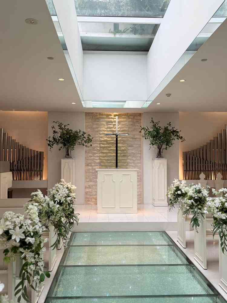 当日は寒くて曇りでしたが、チャペルは明るかったです。