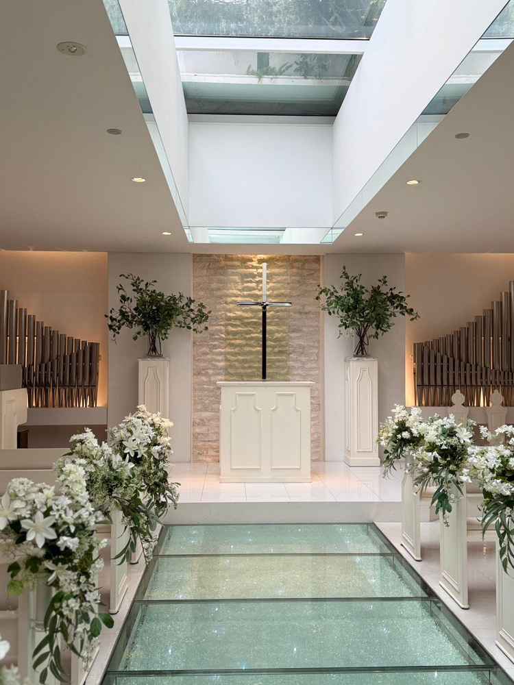 当日は寒くて曇りでしたが、チャペルは明るかったです。