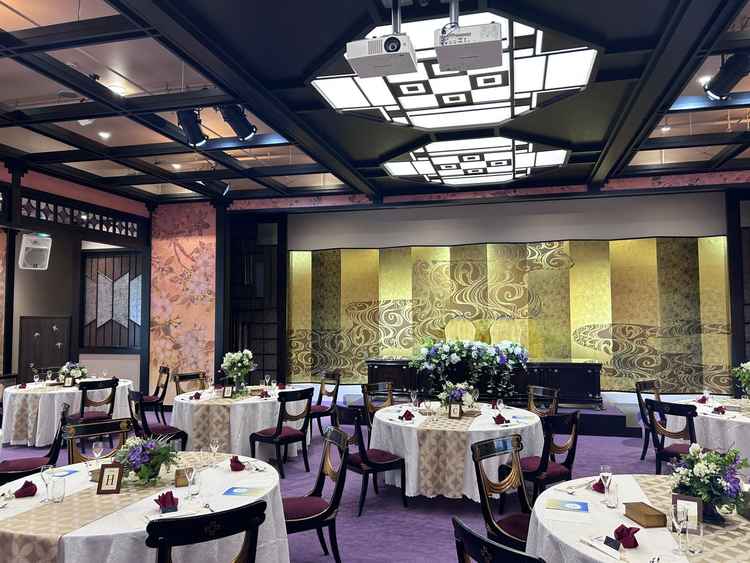 披露宴会場。金屏風はカーテンで隠すことも可能
