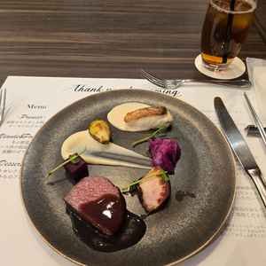 お肉の焼き加減が絶妙で、見た目の美しさはもちろん、素材の良さが引き立つ本格的な味わいに感動しました。
