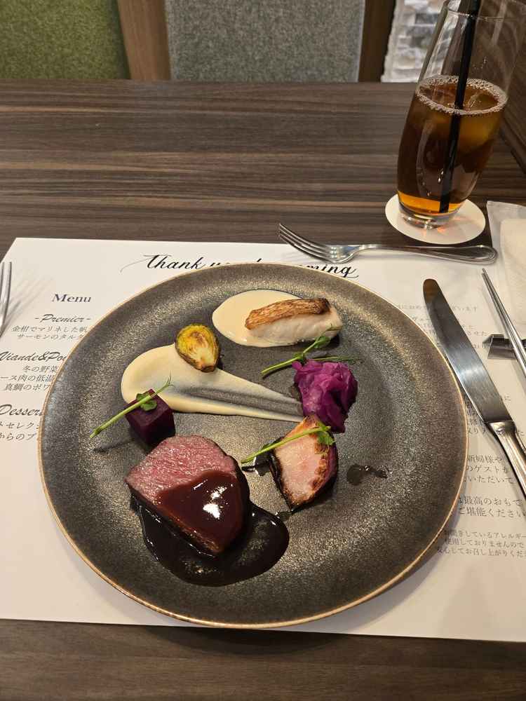 お肉の焼き加減が絶妙で、見た目の美しさはもちろん、素材の良さが引き立つ本格的な味わいに感動しました。