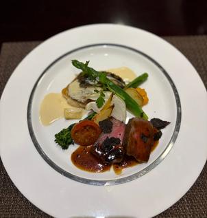 メインディッシュのお料理はお肉、海鮮、お野菜全て美味しかったです。ボリューミーで贅沢に感じられました