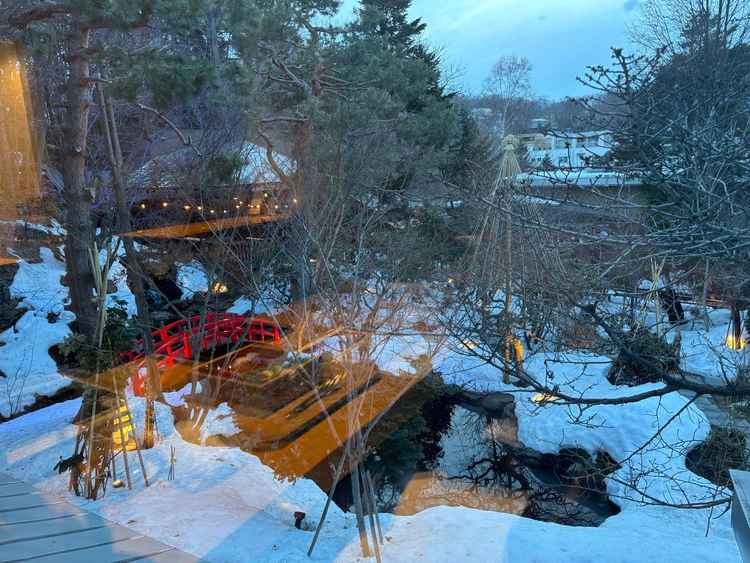 暗くなってくるとライトアップされとても雰囲気がでます。