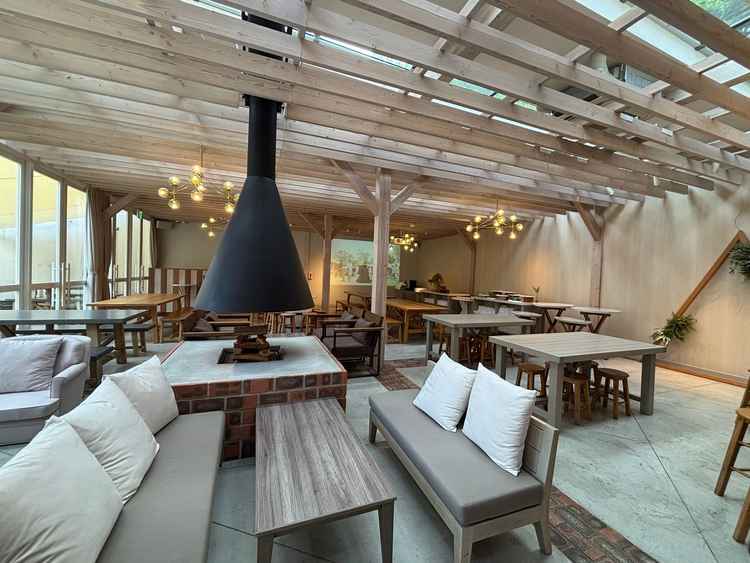 披露宴会場とは別に、デザートビュッフェが食べられる会場。カジュアルな雰囲気が良かった。