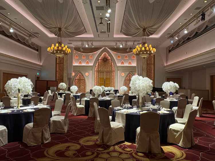 国賓の方も使用する格式の高い披露宴会場。天井も高くとても落ち着いた雰囲気でした。