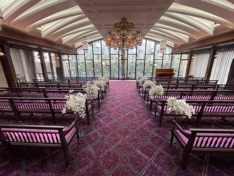 つぎはぎ無しの一枚カーペット。マゼンタ色のカーペットと室内の明るさが絶妙なマッチング。