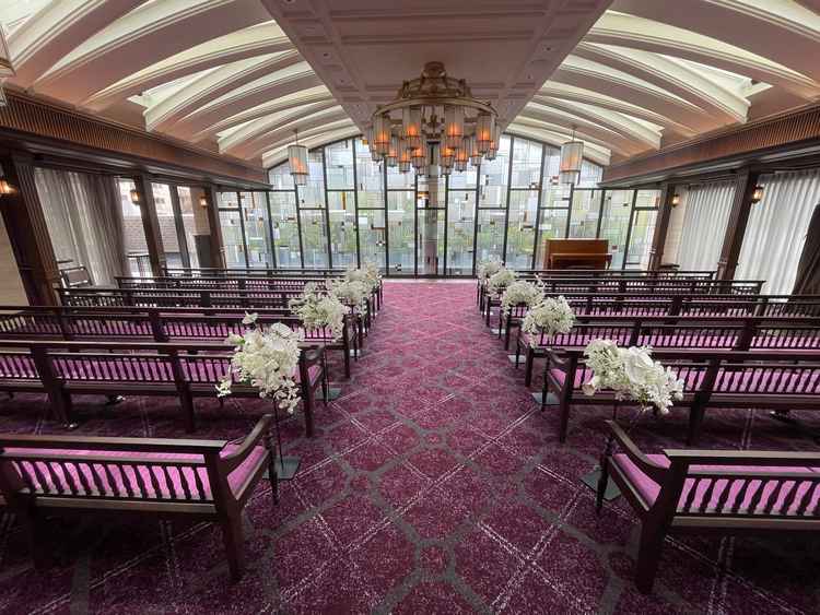 つぎはぎ無しの一枚カーペット。マゼンタ色のカーペットと室内の明るさが絶妙なマッチング。