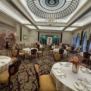 披露宴会場です。とても広くゆとりがありシャンデリアも綺麗で雰囲気抜群でした。