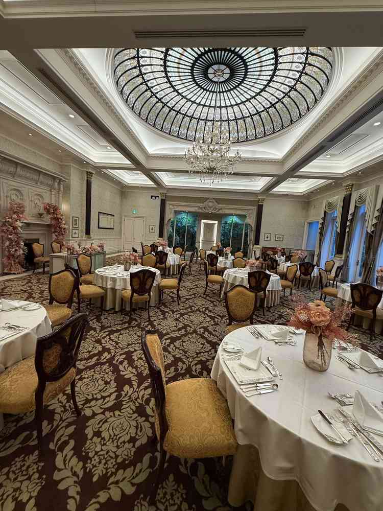 披露宴会場です。とても広くゆとりがありシャンデリアも綺麗で雰囲気抜群でした。